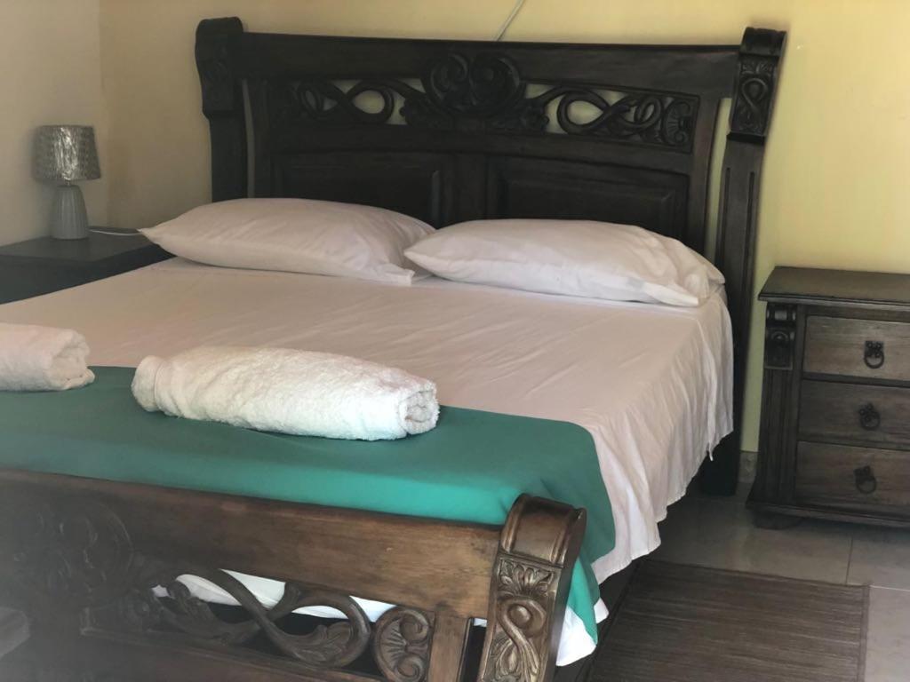 Posada Valerie Hotel Archibolds Ngoại thất bức ảnh